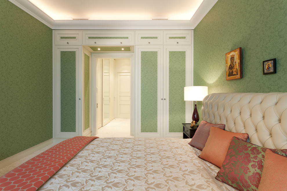 Стильный дизайн: хозяйская спальня среднего размера в современном стиле с зелеными стенами - последний тренд