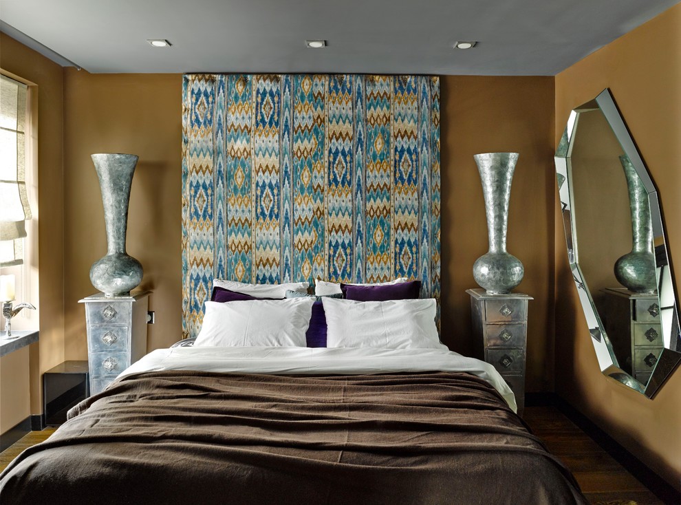 На фото: хозяйская спальня в стиле фьюжн с коричневыми стенами без камина с