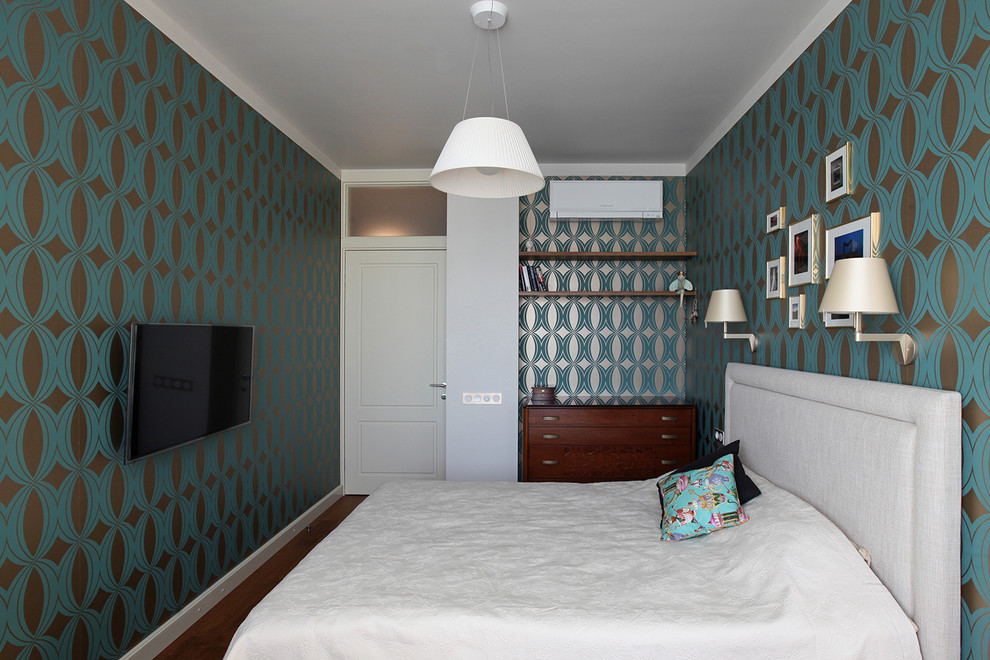 Exemple d'une chambre parentale tendance avec un mur bleu et aucune cheminée.