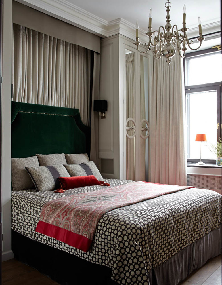 Стильный дизайн: хозяйская спальня в современном стиле с паркетным полом среднего тона и серыми стенами - последний тренд