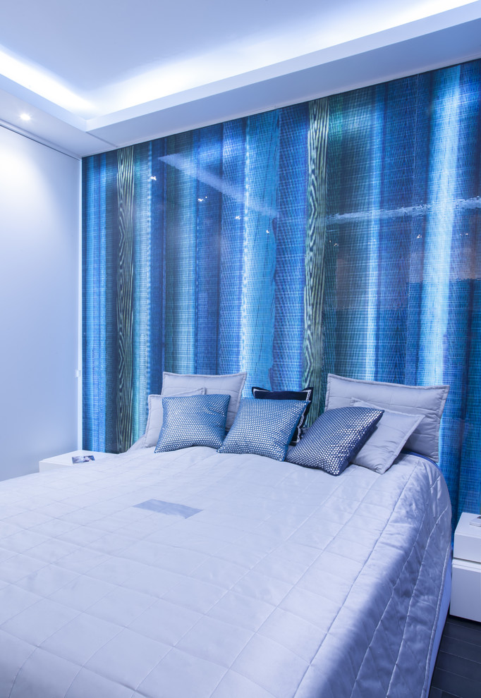 Foto di una camera da letto minimal di medie dimensioni con pareti bianche e pavimento con piastrelle in ceramica