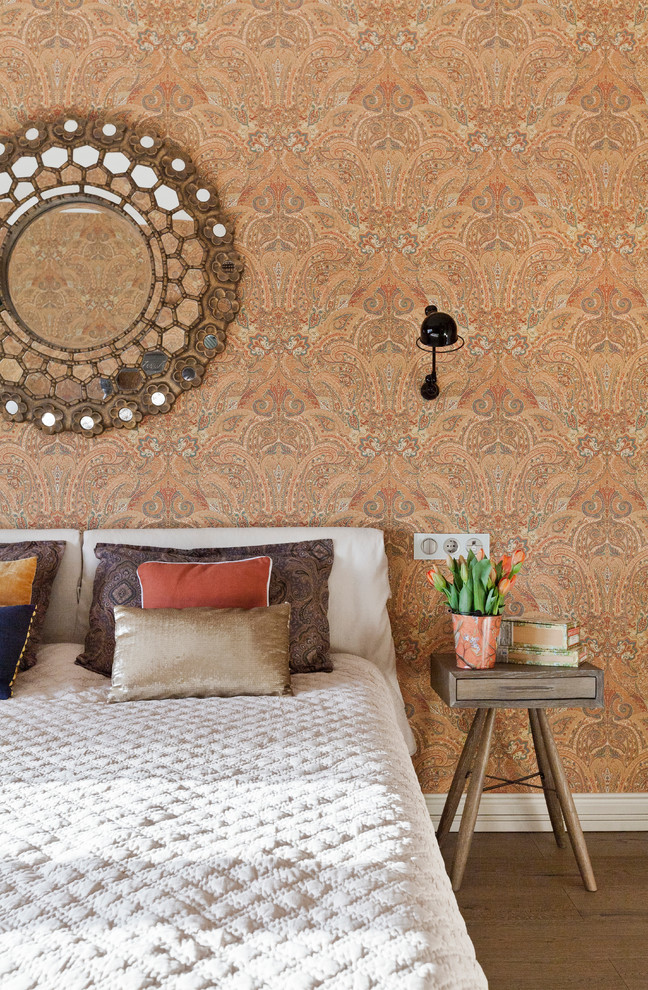Foto de dormitorio principal contemporáneo sin chimenea con parades naranjas y suelo de madera en tonos medios