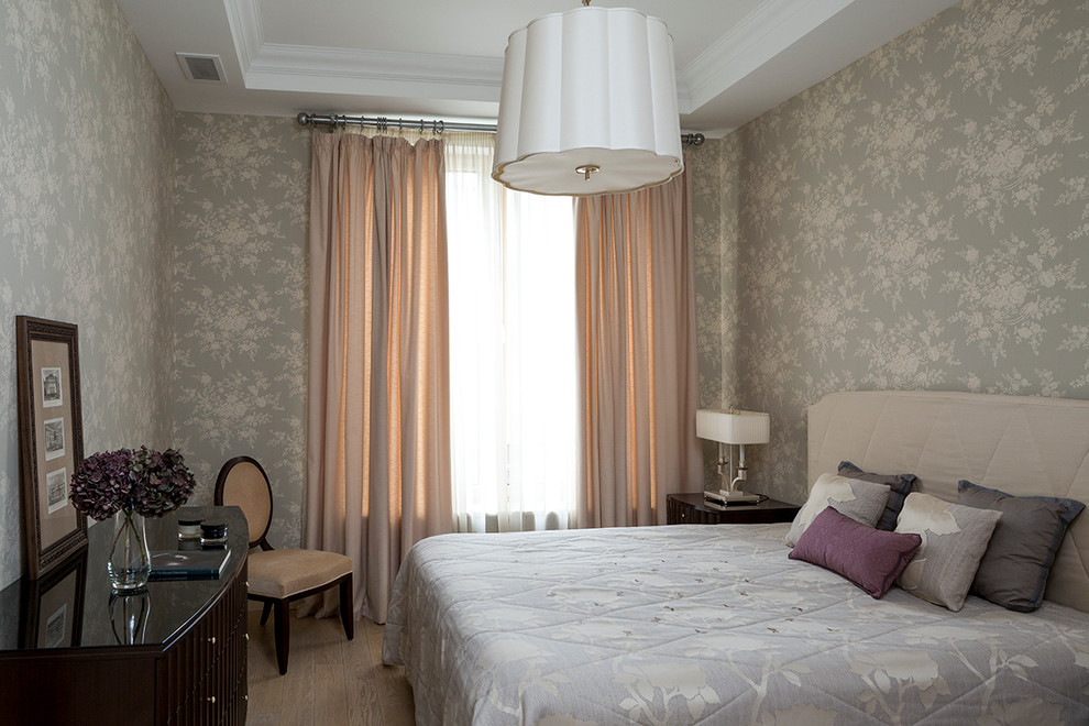 Diseño de dormitorio principal tradicional de tamaño medio con paredes grises y suelo de madera en tonos medios