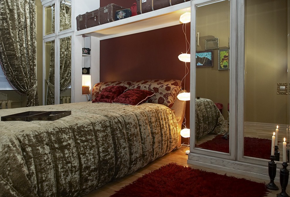 На фото: спальня в стиле фьюжн с кроватью в нише