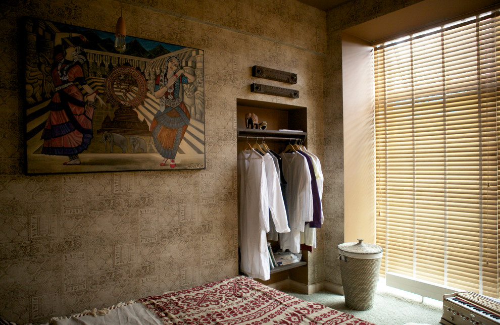 Exemple d'une petite chambre avec moquette asiatique avec un mur marron.