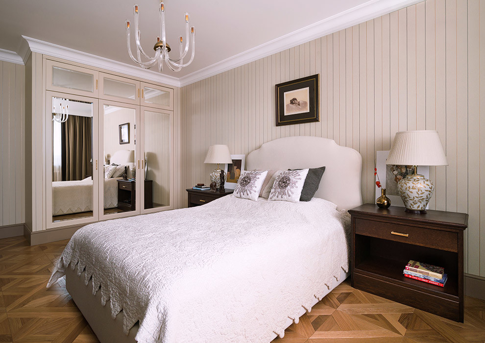 Источник вдохновения для домашнего уюта: хозяйская спальня в классическом стиле с бежевыми стенами и паркетным полом среднего тона без камина