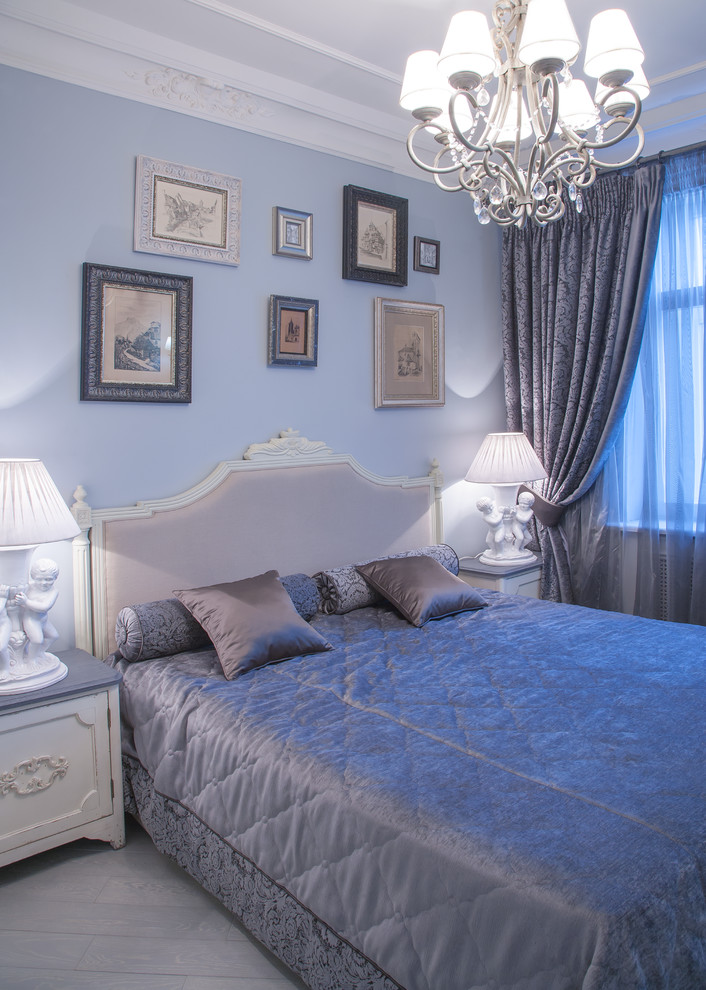 Diseño de dormitorio clásico de tamaño medio con paredes grises y suelo de baldosas de cerámica