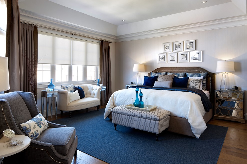 トロントにあるトラディショナルスタイルのおしゃれな寝室 (ベージュの壁、グレーとブラウン) のレイアウト