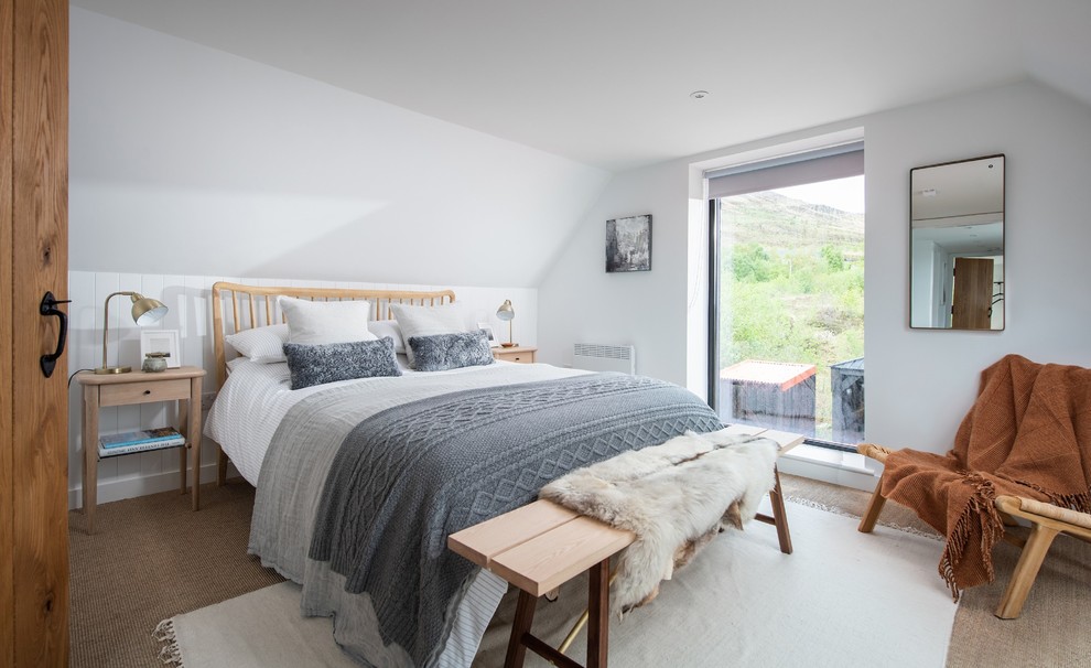 Modelo de dormitorio principal escandinavo de tamaño medio con paredes blancas, moqueta y suelo beige