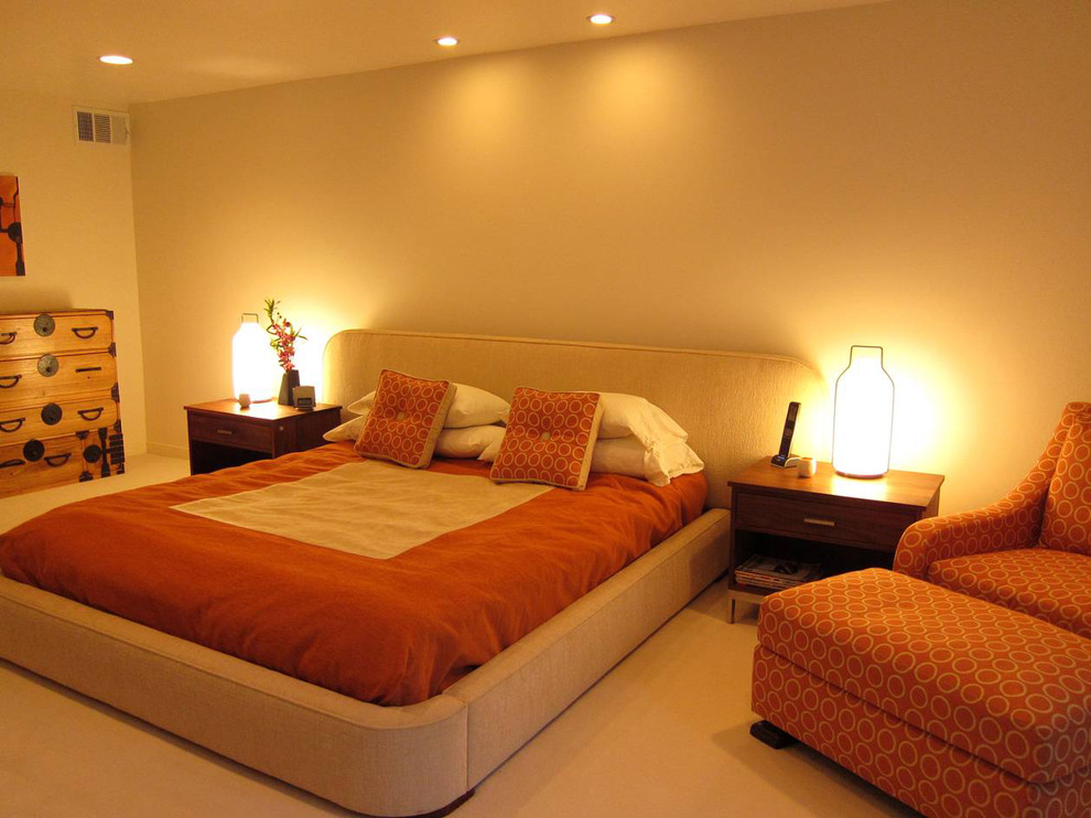 Mittelgroßes Asiatisches Hauptschlafzimmer mit weißer Wandfarbe und Teppichboden in Los Angeles