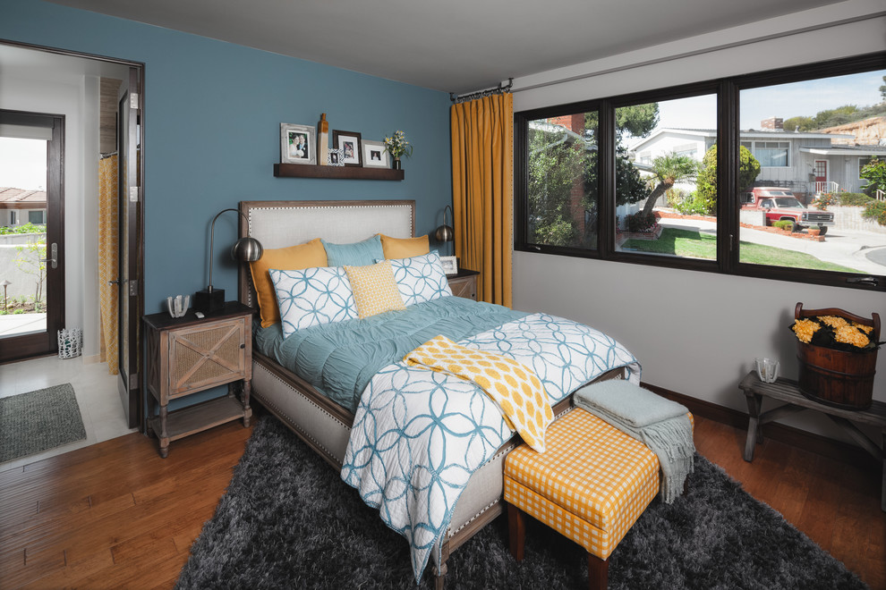 Стильный дизайн: маленькая гостевая спальня (комната для гостей) в стиле модернизм с синими стенами и паркетным полом среднего тона без камина для на участке и в саду - последний тренд