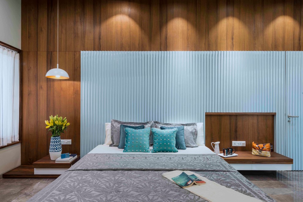 Идея дизайна: хозяйская спальня в современном стиле с коричневыми стенами и серым полом без камина
