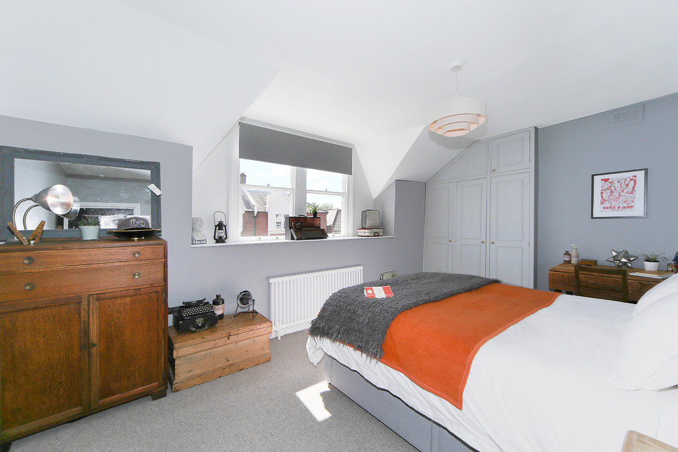 Пример оригинального дизайна: маленькая хозяйская спальня в стиле лофт с серыми стенами и ковровым покрытием для на участке и в саду