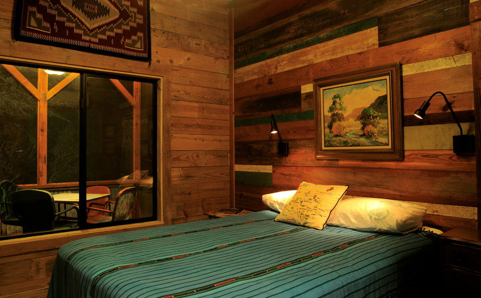 Exempel på ett rustikt sovrum, med bruna väggar