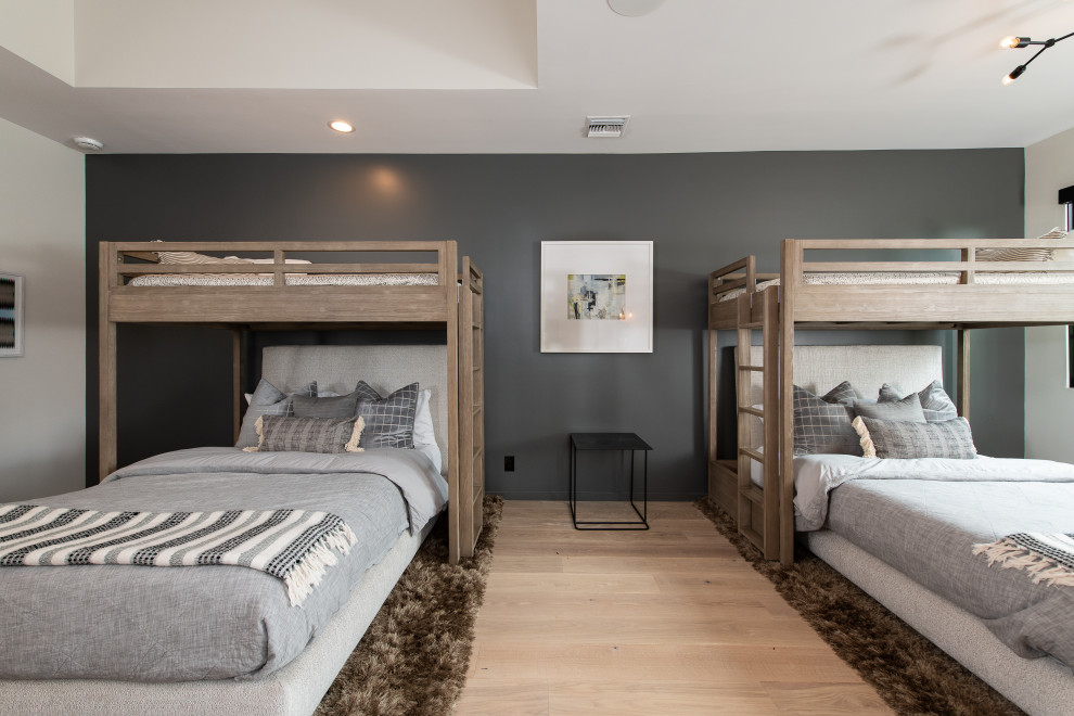 Modernes Schlafzimmer mit grauer Wandfarbe, hellem Holzboden und beigem Boden in Orange County