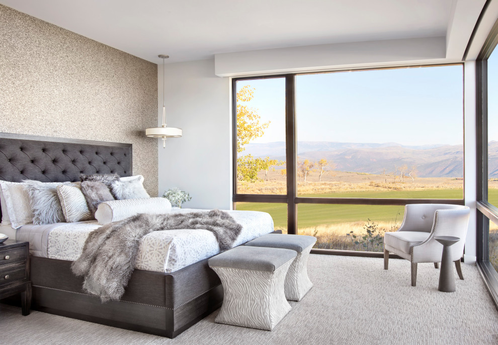 Foto di una camera da letto design con pareti grigie, moquette e pavimento grigio