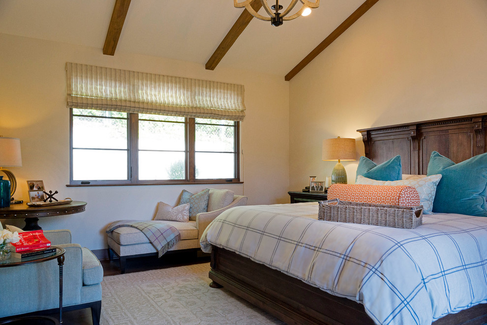 Diseño de dormitorio principal mediterráneo de tamaño medio sin chimenea con paredes beige y suelo de madera oscura