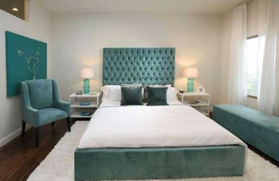 Diseño de habitación de invitados de estilo americano de tamaño medio sin chimenea con paredes blancas
