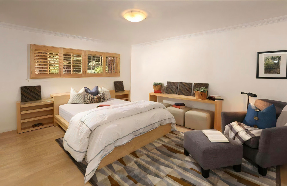 ロサンゼルスにある中くらいなトランジショナルスタイルのおしゃれな客用寝室 (白い壁、淡色無垢フローリング、暖炉なし、ベージュの床) のインテリア