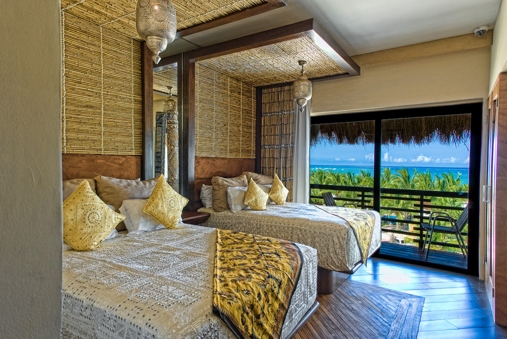 Idée de décoration pour une chambre d'amis ethnique de taille moyenne avec un mur beige, un sol en bois brun et aucune cheminée.