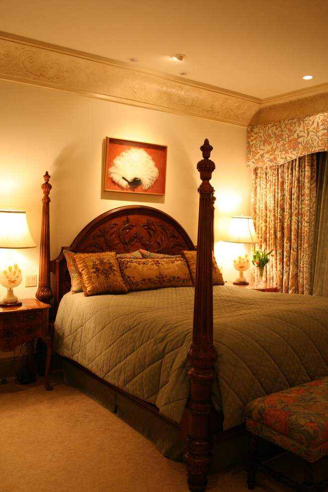 オレンジカウンティにある広い地中海スタイルのおしゃれな主寝室 (ベージュの壁、カーペット敷き) のインテリア