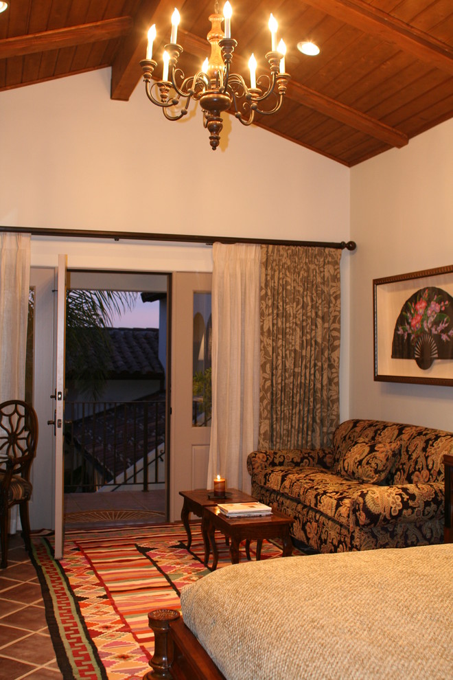 Ejemplo de dormitorio principal mediterráneo grande con paredes beige y suelo de baldosas de terracota