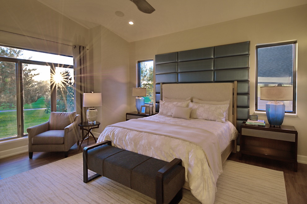 Imagen de dormitorio principal vintage de tamaño medio sin chimenea con paredes beige, suelo vinílico y suelo beige
