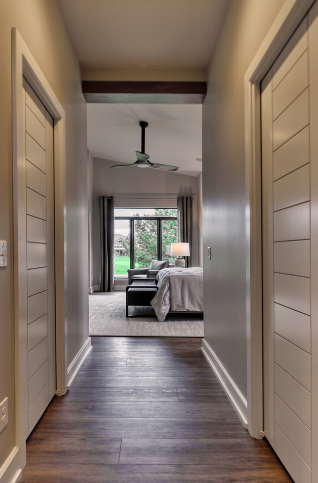 Imagen de dormitorio principal vintage grande sin chimenea con paredes beige, suelo vinílico y suelo beige