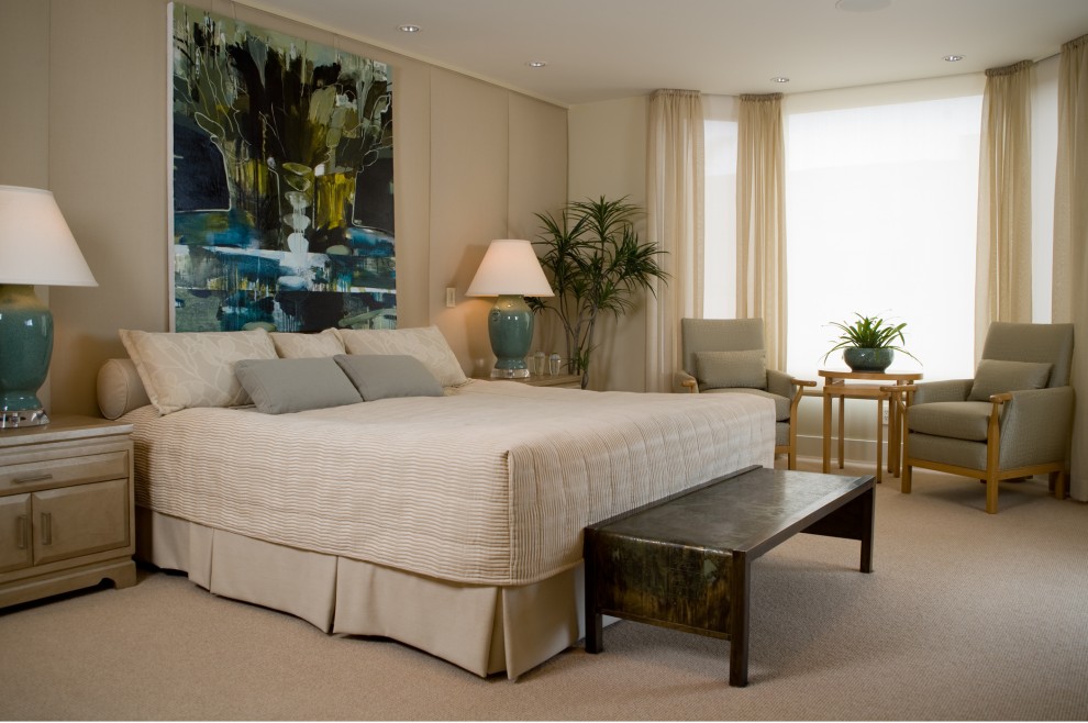 На фото: хозяйская спальня среднего размера в современном стиле с бежевыми стенами и ковровым покрытием
