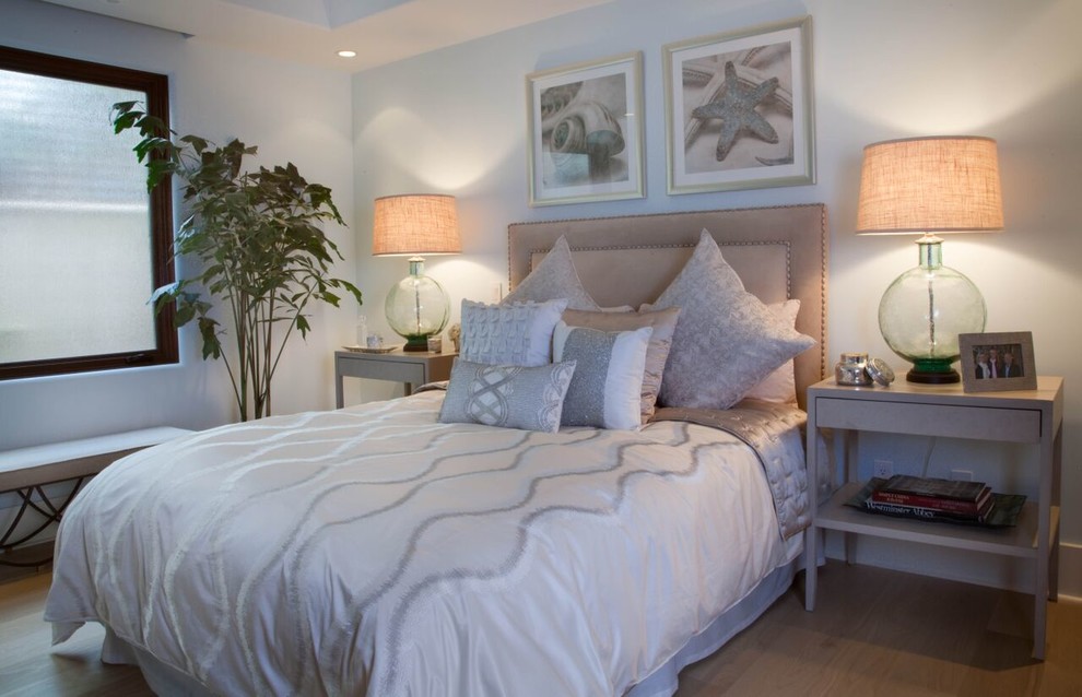 Идея дизайна: гостевая спальня среднего размера, (комната для гостей) в морском стиле с серыми стенами и светлым паркетным полом