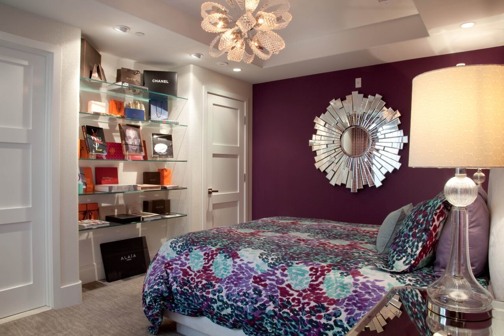 На фото: гостевая спальня среднего размера, (комната для гостей) в современном стиле с фиолетовыми стенами и ковровым покрытием