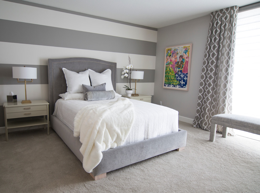 Mittelgroßes Modernes Gästezimmer ohne Kamin mit grauer Wandfarbe und Teppichboden in San Diego