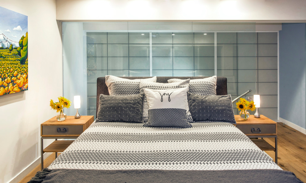 Mittelgroßes Modernes Hauptschlafzimmer mit weißer Wandfarbe, braunem Boden und braunem Holzboden in San Diego