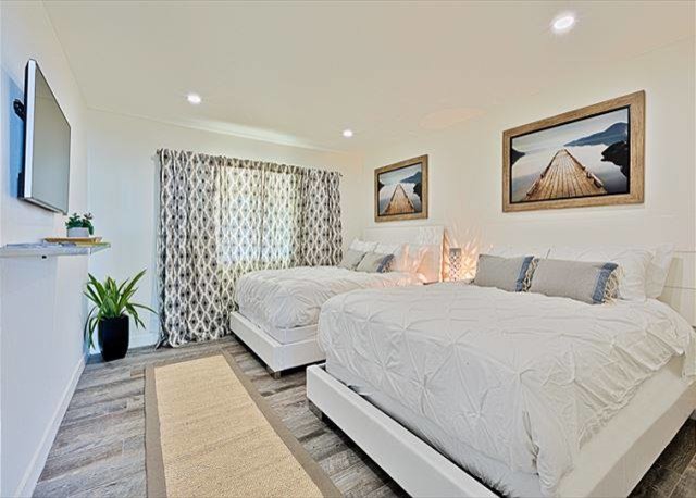 Großes Maritimes Gästezimmer ohne Kamin mit weißer Wandfarbe und Keramikboden in San Diego