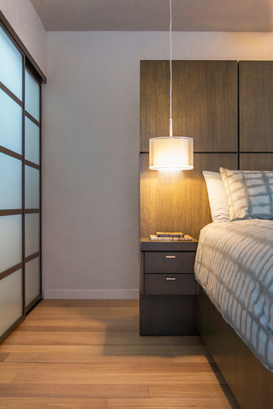 Imagen de dormitorio principal contemporáneo de tamaño medio sin chimenea con paredes grises, suelo de madera en tonos medios y suelo beige