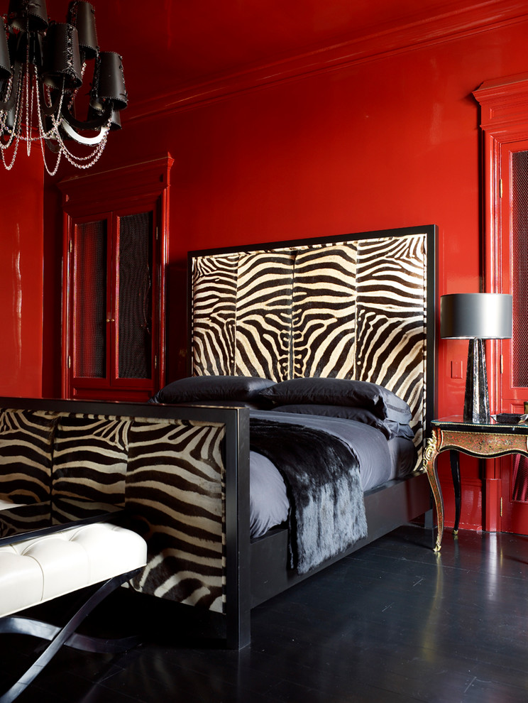 Modelo de dormitorio principal actual sin chimenea con paredes rojas y suelo negro