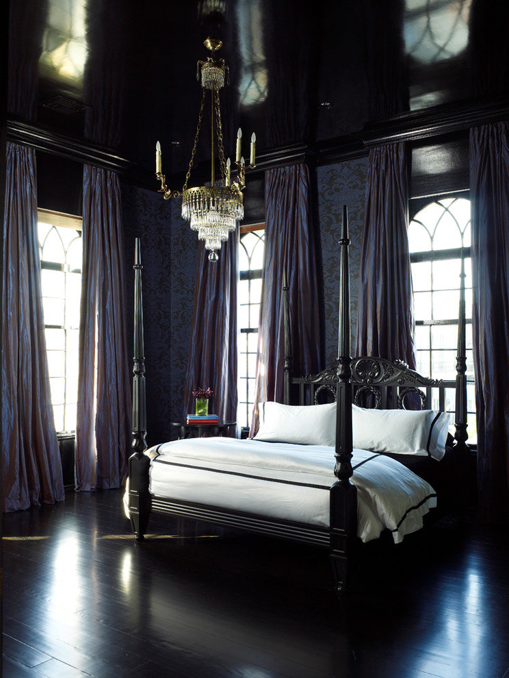 Пример оригинального дизайна: большая спальня в викторианском стиле с темным паркетным полом и черным полом