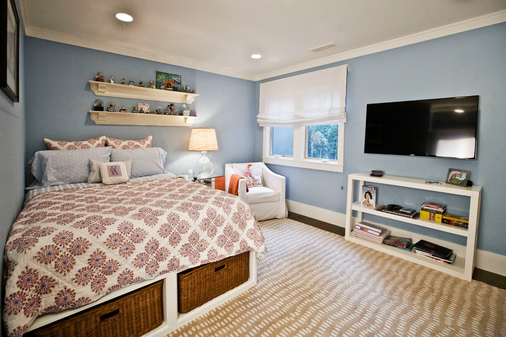 Foto de habitación de invitados actual con paredes azules y suelo de madera en tonos medios