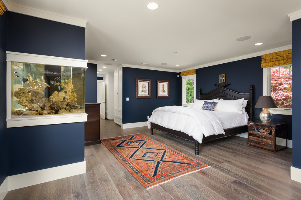 Modernes Hauptschlafzimmer mit blauer Wandfarbe und hellem Holzboden in Los Angeles