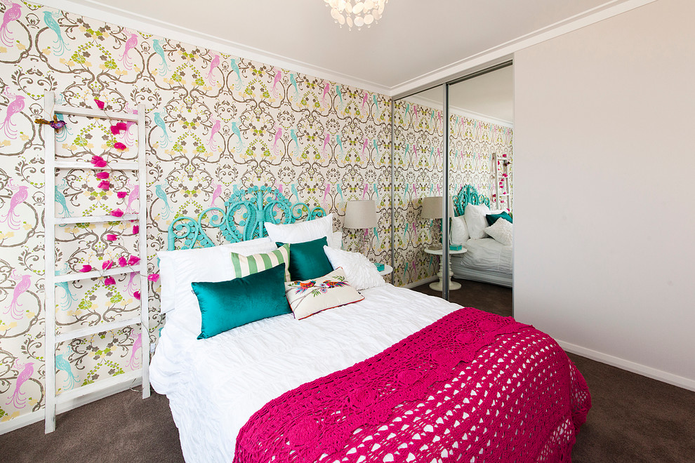 Ispirazione per una camera da letto contemporanea con pareti multicolore e moquette