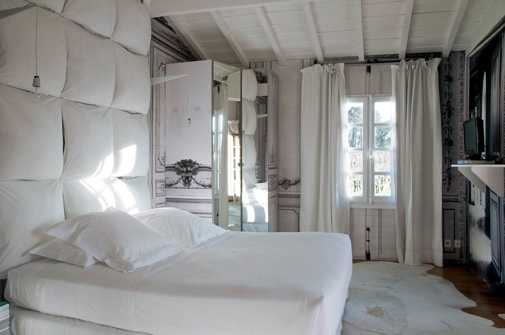 Bedroom - eclectic bedroom idea in Paris