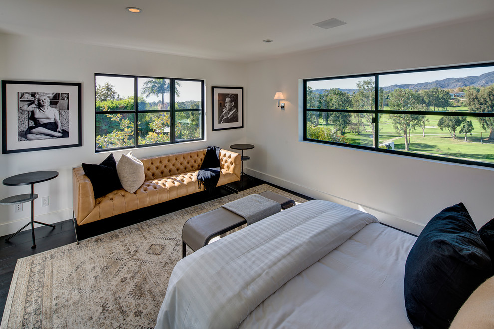 Großes Modernes Gästezimmer mit weißer Wandfarbe und dunklem Holzboden in Los Angeles
