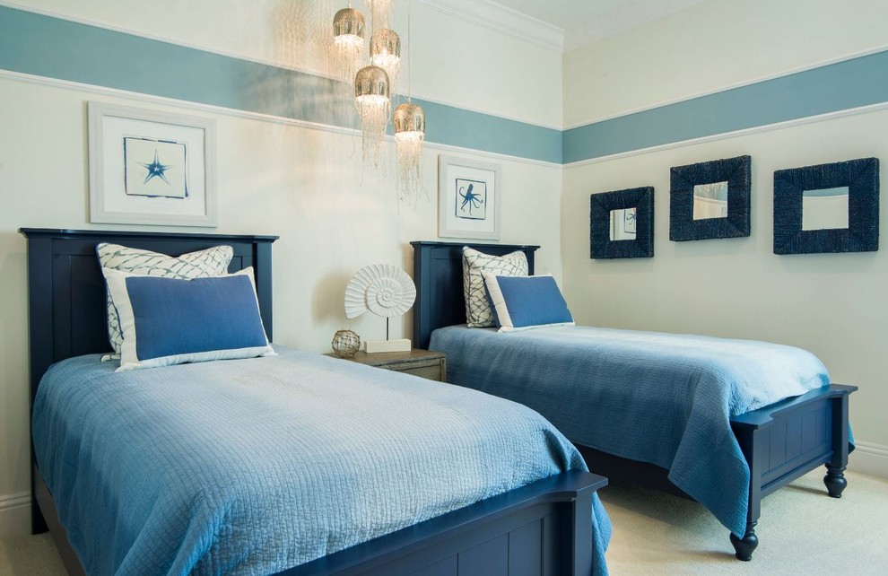 Стильный дизайн: гостевая спальня среднего размера, (комната для гостей) в морском стиле с синими стенами, ковровым покрытием и бежевым полом без камина - последний тренд