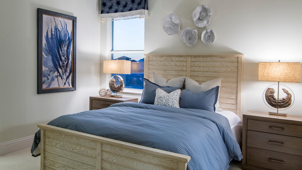 Свежая идея для дизайна: маленькая гостевая спальня (комната для гостей) в морском стиле с белыми стенами, ковровым покрытием и белым полом без камина для на участке и в саду - отличное фото интерьера