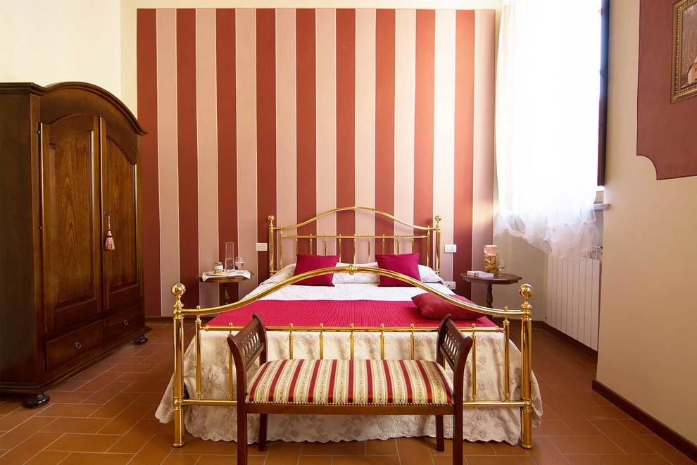 フィレンツェにあるトラディショナルスタイルのおしゃれな客用寝室 (マルチカラーの壁、テラコッタタイルの床) のレイアウト