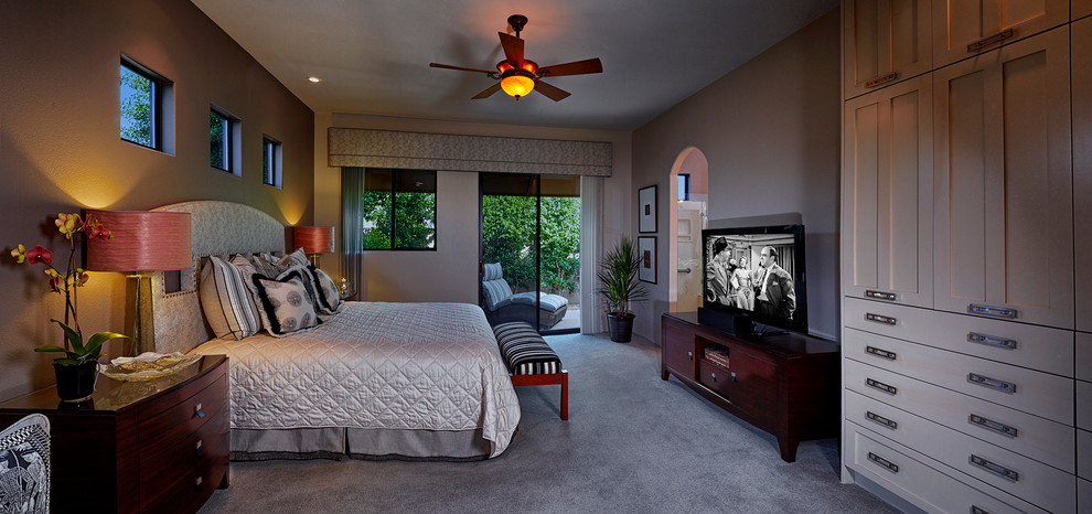 Foto de dormitorio principal contemporáneo grande con paredes beige y moqueta