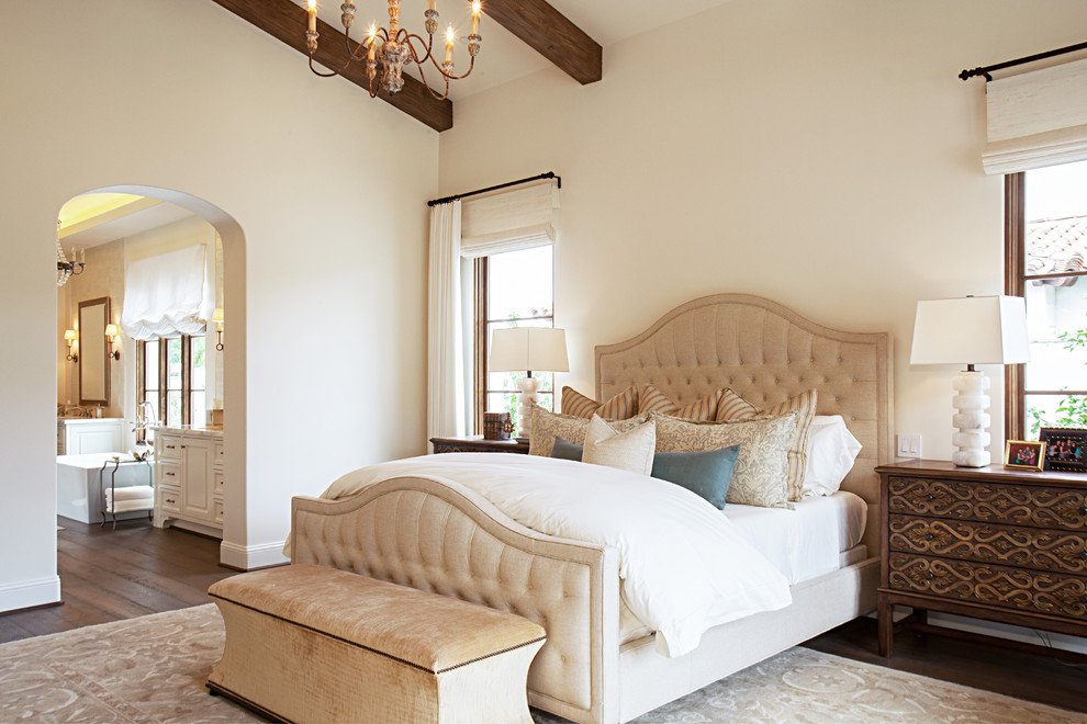 Стильный дизайн: большая хозяйская спальня в стиле неоклассика (современная классика) с белыми стенами и темным паркетным полом - последний тренд