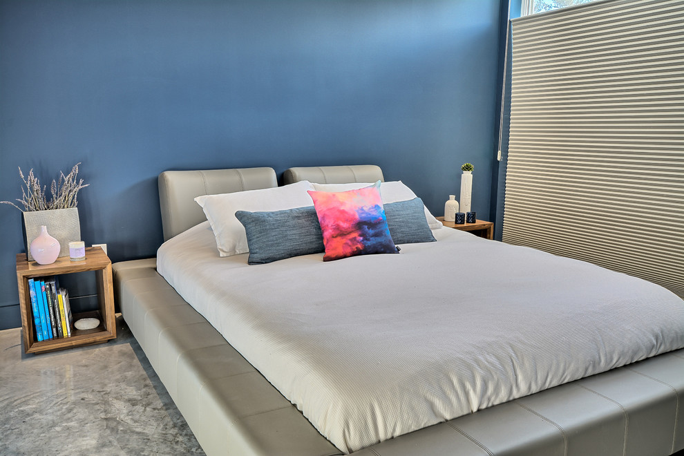 Источник вдохновения для домашнего уюта: хозяйская спальня среднего размера в современном стиле с синими стенами и бетонным полом без камина