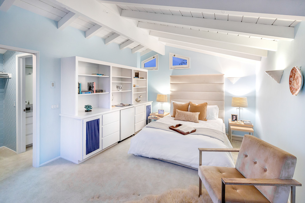Bild på ett maritimt sovrum, med blå väggar, heltäckningsmatta och beiget golv