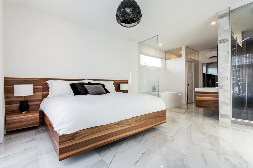 На фото: большая хозяйская спальня в стиле модернизм с белыми стенами, мраморным полом и белым полом